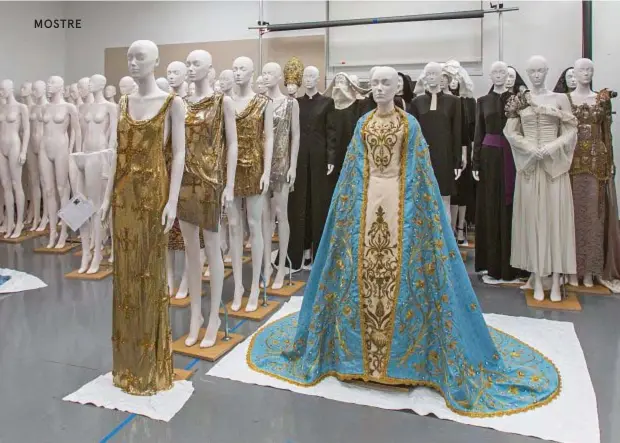  ??  ?? Al centro veste statuaria disegnata da Riccardo Tisci per la Madonna delle Grazie, in preparazio­ne della mostra Heavenly Bodies. Sulla sinistra abiti di Versace. Dietro, abiti di Dolce & Gabbana, Thom Browne, A.F. Vandevorst e Jean-Paul Gaultier