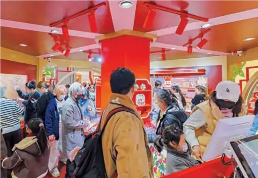  ?? ?? Customers choose and purchase goods from a pop-up store in the exhibition area at the InCity Mega Mall. — Li Pin