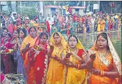  ?? SOURCED ?? Women devotees offering prayers on the third day of the fourday Chhath Puja in Gorakhpur.