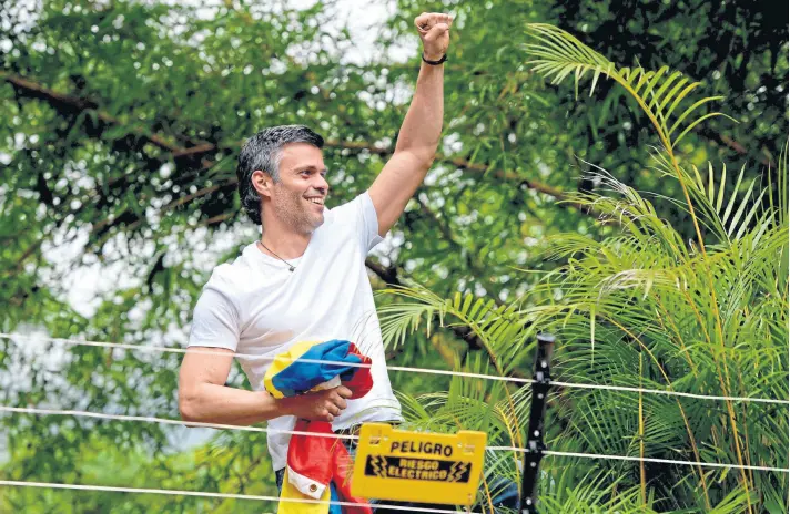  ?? federico parra/afp ?? Desde su casa en Caracas, López saludó ayer a cientos de sus seguidores