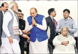  ?? SIDDHARAJ SOLANKI/HT ?? (From left) Prime Minister Narendra Modi and former Gujarat chief ministers, Shankersin­h Vaghela and Keshubhai Patel, share the stage during the swearingin ceremony of the Vijay Rupaniled Gujarat cabinet on Tuesday.