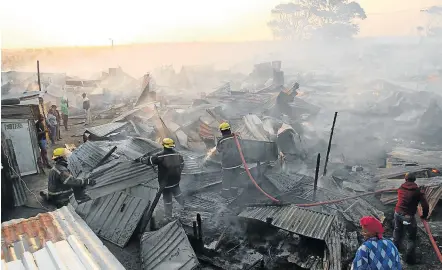  ?? Picture: MICHAEL PINYANA ?? DEVASTATIO­N: Hundreds of Khwinana section residents in Duncan Village were left homeless on Tuesday by a runaway fire. Firefighte­rs services took only 16 minutes to respond but by then 100 homes were destroyed.