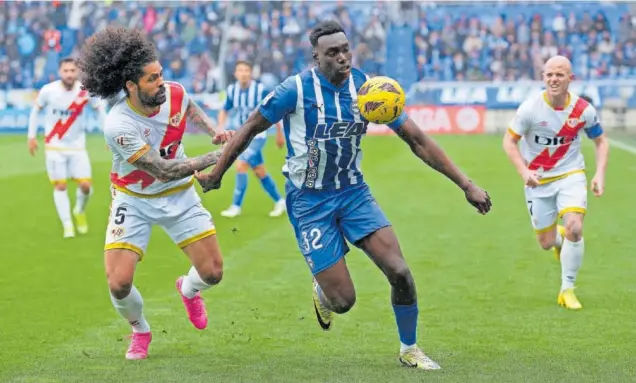  ?? ?? Samu pugna con Aridane en el partido de esta temporada entre el Alavés y el Rayo Vallecano disputado en Mendizorro­za.