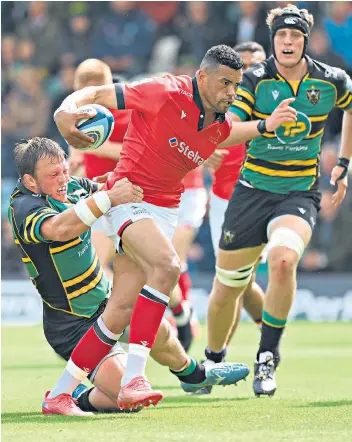  ?? ?? Last hurrah: Luther Burrell plays his final game for Newcastle this month (above); his early substituti­on against Australia (right)