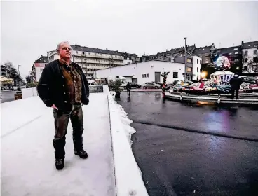  ??  ?? Titus Jacobs auf der Eisfläche, die er am neuen Standort zum Eisstocksc­hießen aufgebaut hat. Das Kinderkaru­ssell ist geblieben.