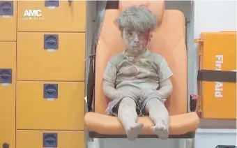  ??  ?? Esta foto de un niño de 5 años llamado Omran, que resultó herido en los bombardeos a la ciudad siria de Alepo, ha puesto de nuevo rostro al drama que sufren los civiles a causa del devastador conflicto en el país árabe. Con el rostro cubierto de sangre...