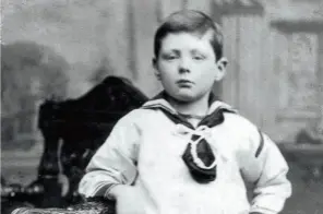  ??  ?? Photograph­ié à 7 ans. Churchill est un enfant solitaire, dont l’éducation a été déléguée à une nourrice par des parents absents.