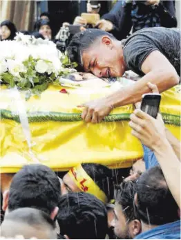  ?? Aziz Taher / Reuters ?? Funeral en 2016 de un combatient­e de Hizbulá muerto en Alepo (Siria).