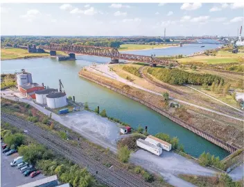  ?? RP-FOTO: CHRISTOPH REICHWEIN ?? Der Kultushafe­n südlich des Rheinparks wird nur noch sporadisch genutzt. Er soll für die Internatio­nale Garten-Ausstellun­g mit Sand verfüllt werden.