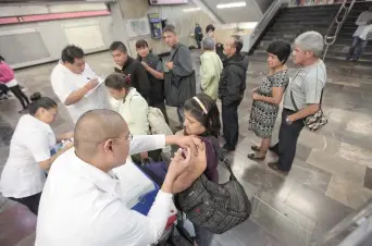  ??  ?? La vacunación contra la influenza comenzó el 15 de octubre, ante el predominio de cepas como AH1N1 y AH3N2.