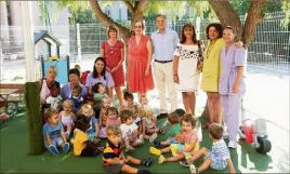  ?? (Photo O.-V.M.) ?? Les tout-petits profitent de la crèche à Cap-d’Ail. Ici avec le maire et Pascale Spagli, élue déléguée à la petite enfance et une partie du personnel.