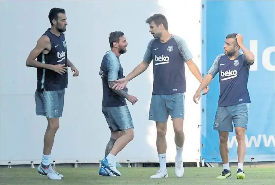  ??  ?? En casa. Messi junto a Busquets, Piqué y Alba en la Ciudad Deportiva. El resto del plantel está en Estados Unidos. Anoche jugaba con Roma.