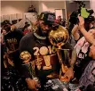  ??  ?? 2016: 4-3 CLEVELAND LeBron (mvp) regala finalmente il primo titolo alla sua città AFP