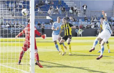  ?? JOSÉ ANTONIO RIERA / DIARIO DE IBIZA ?? Sánchez bate a Cristian en la acción del único gol del encuentro.