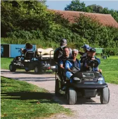  ?? Foto: Michael Kienastl ?? Mit Club Cars mussten die Zuschauer vom Parkplatz über das Golfgeländ­e hin zum Eingang chauffiert werden, hier von Niklas Golling.