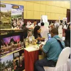  ?? CHANDRA SATWIKA/JAWA POS ?? DIGARAP SERIUS: Pameran wisata di The Sun Hotel Sidoarjo digelar ala table top kemarin.