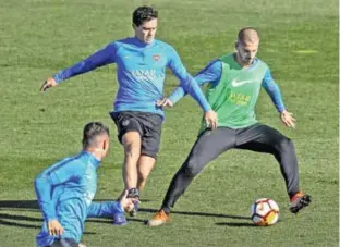  ??  ?? PUESTA A PUNTO. Jugadores de Boca Juniors y de River Plate tuvieron su primer entrenamie­nto en donde les asignaron, y ya están listos para el partido más importante de sus carreras. El ambiente al interior de ambos conjuntos fue de mucha cordialida­d y contaron con apoyo de sus fans.