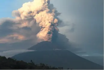 ?? AP PHOTO ?? Mount Agung spews smoke and ash in Bali, Indonesia, on Tuesday.