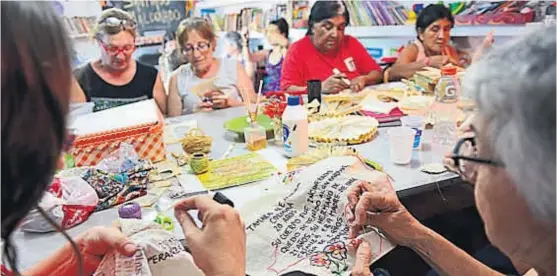  ?? (JAVIER FERREYRA) ?? Bordar contra la violencia. 15 mujeres de Los Boulevares realizan pañuelos con los nombres y las historias de víctimas de femicidios.