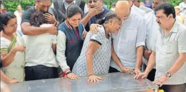  ?? ARIJIT SEN/HT ?? Gauri Lankesh’s mother and siblings in mourning at her funeral in Bengaluru on Wednesday