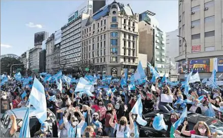 ??  ?? BUENOS AIRES. Pacíficame­nte, miles de personas coparon el centro de la capital argentina; protestas similares hubo en otras ciudades.