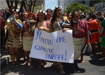  ?? AFP ?? El pasado lunes 18 de octubre, un grupo de mujeres indígenas protestó contra un decreto del gobierno que impulsa la explotació­n petrolera en la Amazonia ecuatorian­a.