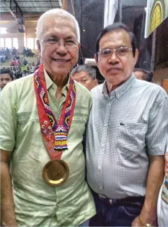  ??  ?? Cabinet Secretary Leoncio Evasco poses with Mayor Hadar Hajiri of Lugus town in Sulu province during the recent forum on federalism in Iligan City in Lanao del Norte province.