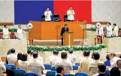  ?? (Noel B. Pabalate) ?? Japanese Prime Minister Kishida Fumio bows as he receives a standing ovation after his speech, which he delivered in Nihongo, before the members of the Congress in a special joint session at the House of Representa­tives in Quezon City on Saturday, Nov. 4, 2023. Also in photo are Senate President Miguel Zubiri and House Speaker Martin Romualdez.