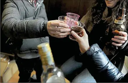  ??  ?? Boire un verre avec des amis dans un bar, ce n’est pas grave, boire seul tous les soirs chez soi, ça l’est plus.