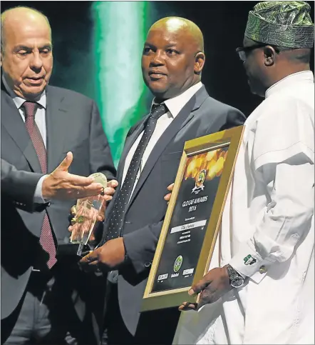  ?? Picture: AFP ?? CELEBRATED: Coach of the Year Mamelodi Sundowns’ Pitso Mosimane, centre, flanked by unnamed CAF officials, receives his award during the African Footballer of the Year Awards in Abuja on Thursday