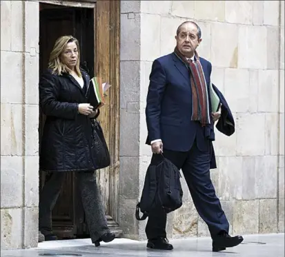  ?? ALBERT BERTRAN ?? Les víctimes
Joana Ortega i Felip Puig surten d’una reunió del Consell Executiu.