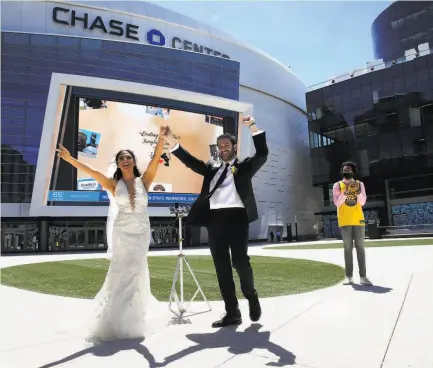  ?? Yalonda M. James / The Chronicle ?? Lindsay and Dustin Schneider celebrate their wedding at Chase Center. The Warriors’ Jordan Poole (background) served as a witness. “I couldn’t say no to that,” Poole said when they asked him to help. “This is quite dope.”