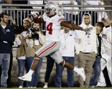  ?? Chris Knight The Associated Press ?? Ohio State receiver K.J. Hill runs in for the go-ahead touchdown in the fourth quarter of the fourth-ranked Buckeyes’ 27-26 victory over No. 9 Penn State on Saturday.