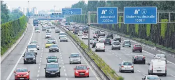  ?? FOTO: DPA ?? Auf deutschen Autobahnen gilt eine Richtgesch­windigkeit von 130 km/h.