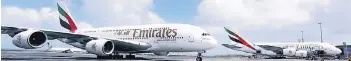  ?? F: EMIRATES ?? Zwei Flieger vom Typ Airbus A 380 der Fluggesell­schaft Emirates. Sie flog bis Mai zweimal täglich Düsseldorf an.