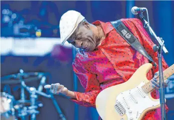  ?? FOTO: REINER PFISTERER ?? Ein jugendlich-frischer Altmeister: Buddy Guy auf dem Schlosspla­tz in Stuttgart.