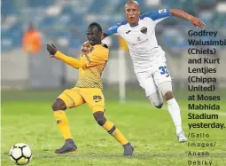  ?? /Gallo Images/ Anesh Debiky ?? Godfrey Walusimbi (Chiefs) and Kurt Lentjies (Chippa United) at Moses Mabhida Stadium yesterday.