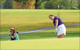  ?? SAM STEWART - DIGITAL FIRST MEDIA ?? Phoenixvil­le’s Grace Simenson chips onto the green during the PAC Individual Championsh­ip Tuesday.