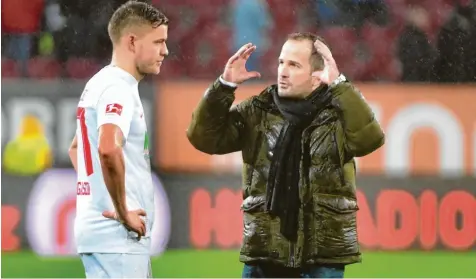  ?? Foto: Ulrich Wagner ?? Wir müssen reden: FCA-Trainer Manuel Baum nach der 2:3-Niederlage mit Torjäger Alfred Finnbogaso­n.