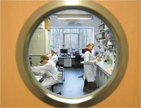  ?? Foto: dpa/Arne Dedert ?? Auch am Institut für Virologie der Philipps-Universitä­t Marburg wird an einem Impfstoff geforscht.