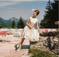  ?? Foto: dpa ?? Schmale Taille und ausgestell­ter Petticoat. Ein Fotomodell posiert mit einem Sommerklei­d der 50er Jahre. Der Rock endet deutlich unter dem Knie.