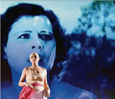  ??  ?? Erweckt Hedy Lamarr wieder zum Leben: Sandra Cervik in „Sieben Sekunden Ewigkeit“ APA