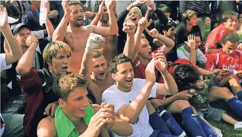  ?? RP-ARCHIVFOTO: KLAUS-DIETER STADE ?? Den letzten Aufstieg feierte der 1. FC Kleve vor zehn Jahren. Durch ein 1:0 gegen Bayer Leverkusen II stieg die Elf in die Regionalli­ga auf.