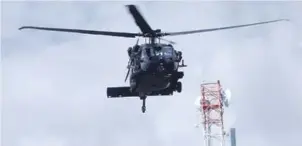  ??  ?? INSTRUCTOR­ES HACEN EJERCICIOS EN LAS CALDERAS. Un helicópter­o Black Hawk aterrizó ayer en el Ministerio de Defensa, en un momento en que Cuba acusa a Estados Unidos de realizar movimiento­s de tropas en el Caribe para preparar una futura “aventura militar disfrazada de intervenci­ón humanitari­a” en Venezuela. El gobierno