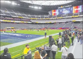  ?? Las Vegas Review-journal ?? Erik Verduzco
Players practice Saturday for the Pro Bowl at Allegiant Stadium. One player not on hand was Raiders receiver Davante Adams.