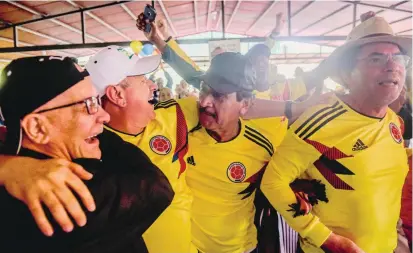  ?? FOTOS ?? Ernesto Báez, exjefe paramilita­r, presenció el juego de Colombia en Dabeiba, junto a exlíderes guerriller­os, como Isaías Trujillo, Pastor Álape y víctimas del conflicto armado.