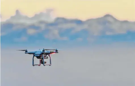  ?? Foto: Felix Kästle, dpa ?? Drohnen werden immer mehr zur fliegenden Plage. Nun gibt es einen neuen Trend: Skiläufer, die ihre Abfahrt aus der Luft filmen wollen. Die Betreiber der Skigebiete in Bay ern sehen das aber nicht so gern.