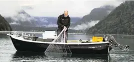  ?? ?? Fischökolo­ge Martin Müller auf dem Weißensee
SWR (2)