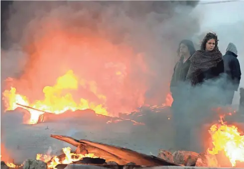  ?? EUROPEAN PRESS AGENCY ?? Israeli settlers burn tires and block an entrance Wednesday ahead of the eviction of the illegal Jewish settlement of Amona, in the West Bank.