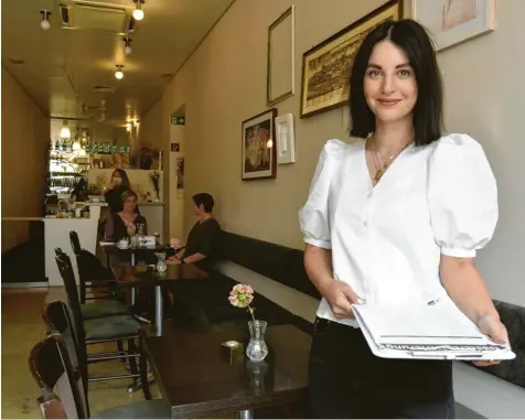  ?? Foto: Philipp Schulte ?? Sarah Smolik ist Chefin des Lokals Centro in der Augsburger Innenstadt. Seit Montag darf sie ihre Gäste wie alle anderen Gastronome­n wieder im Innenraum bewirten. Sobald sie bedient, trägt sie wie vorgeschri­eben eine Maske. In der Hand hat sie ein Klemmbrett mit einer Liste, in die sich Gäste eintragen.